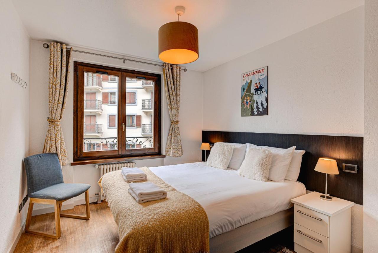 Apartment Cosmiques - Alpes Travel - Central Chamonix - Sleeps 4 ภายนอก รูปภาพ