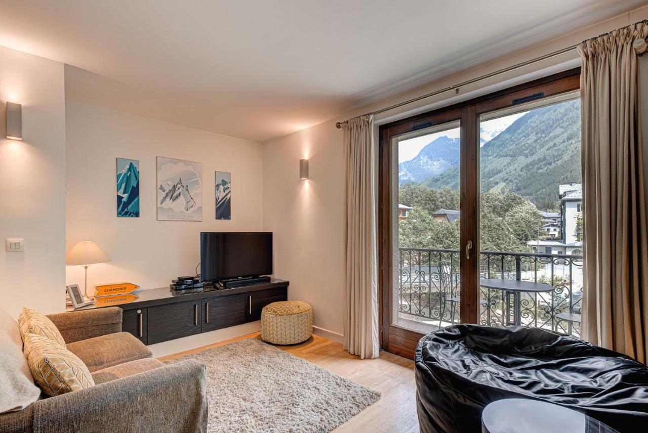 Apartment Cosmiques - Alpes Travel - Central Chamonix - Sleeps 4 ภายนอก รูปภาพ