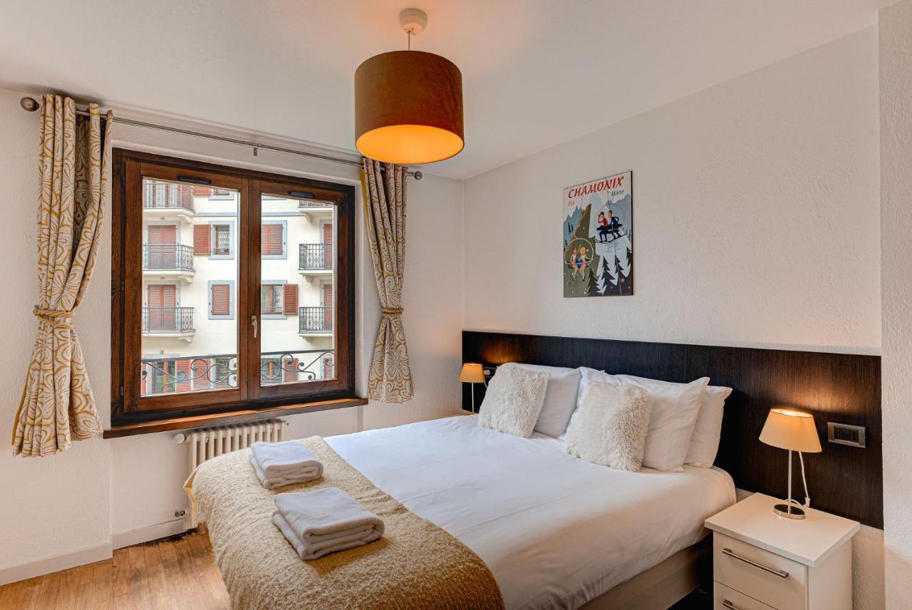 Apartment Cosmiques - Alpes Travel - Central Chamonix - Sleeps 4 ภายนอก รูปภาพ