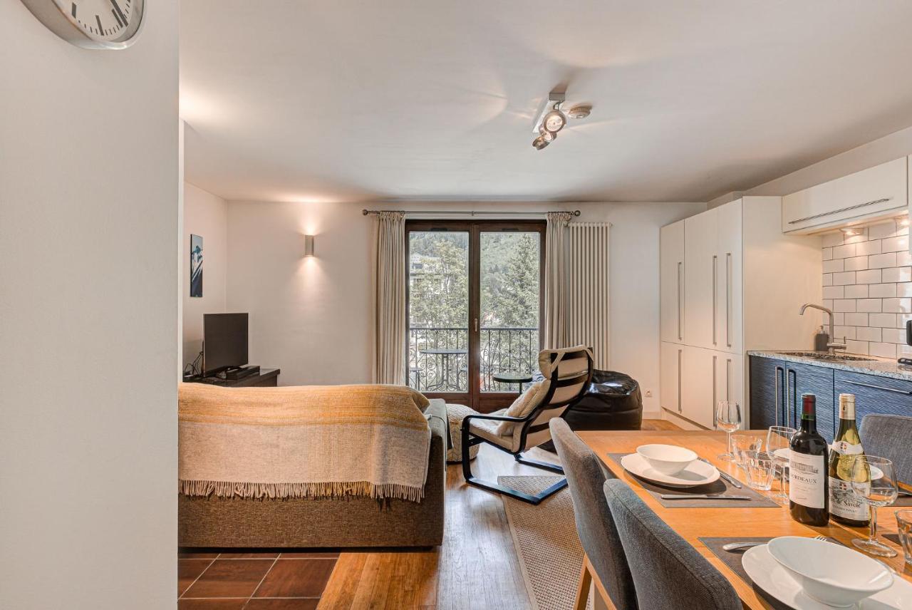 Apartment Cosmiques - Alpes Travel - Central Chamonix - Sleeps 4 ภายนอก รูปภาพ