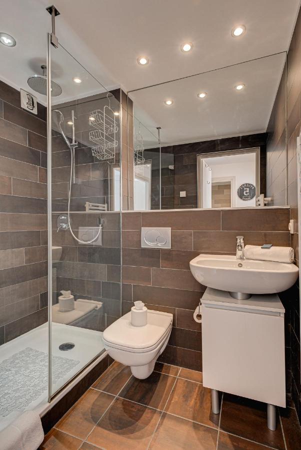Apartment Cosmiques - Alpes Travel - Central Chamonix - Sleeps 4 ภายนอก รูปภาพ