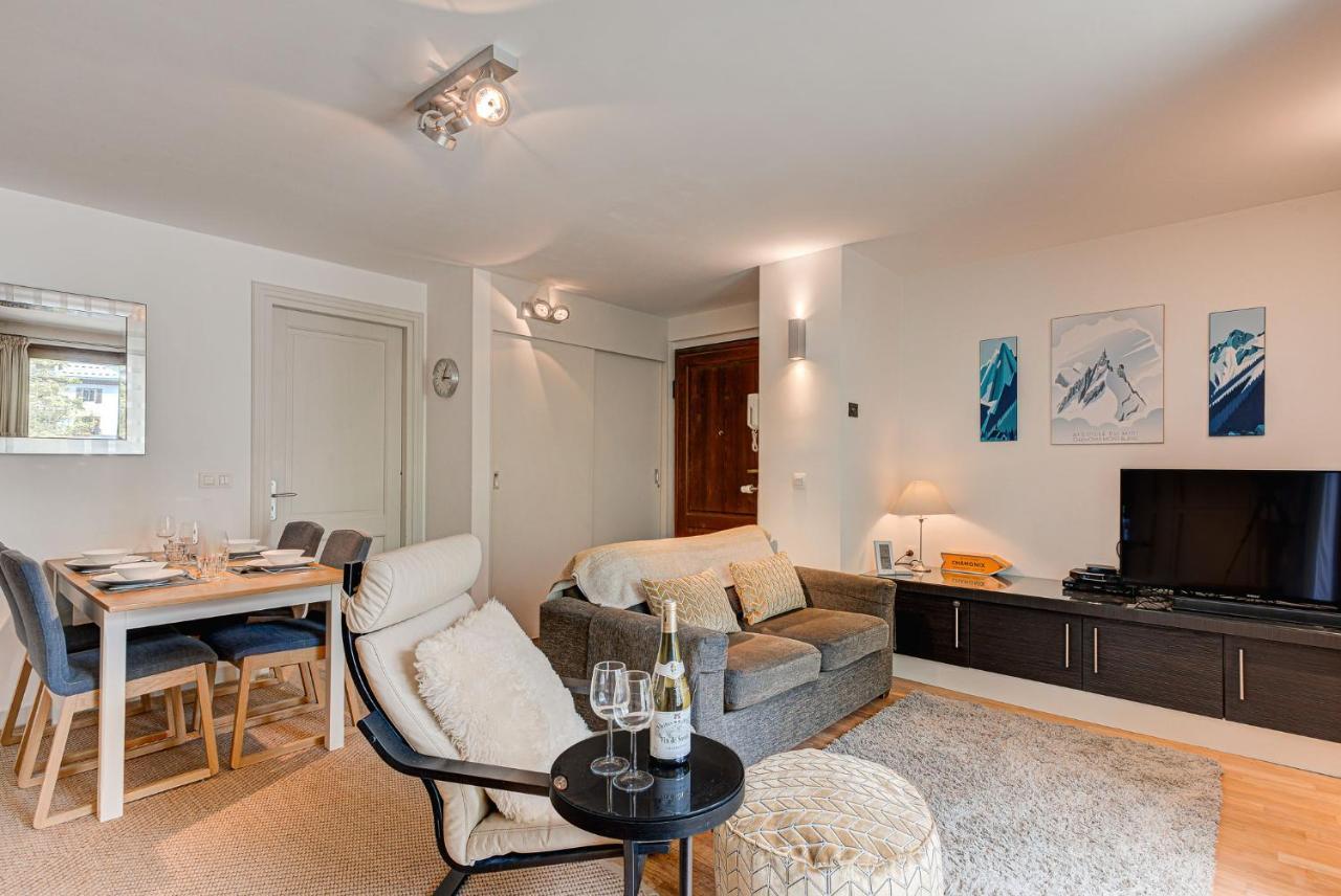 Apartment Cosmiques - Alpes Travel - Central Chamonix - Sleeps 4 ภายนอก รูปภาพ